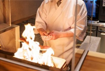 炭火を使った藁焼き　鳥羽の自然を眼下に寛ぎを極める宿 ～季さらグループ