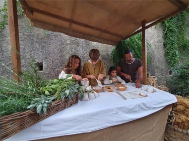 子ども達がハーブをすりおろし、ハーブ塩を作っていました