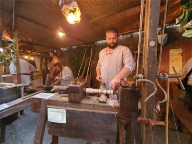 工房エリアでは、職人さんたちが工芸品を作っています