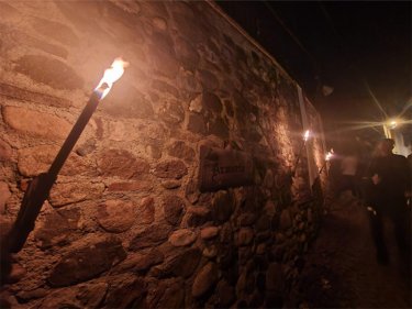 松明に照らされる夜の城下町