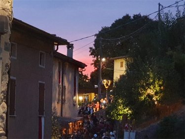 松明に照らされる夜の城下町