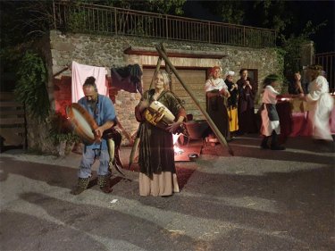 松明に照らされる夜の城下町