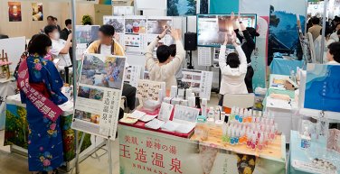 温泉、ヨガ出展社のブース商談写真