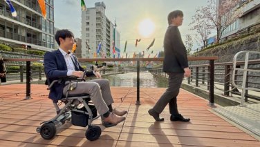 追従型電動車いす「ゴーウィズ」試乗体験